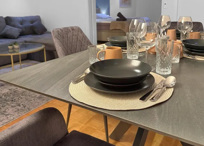 Signature Suite, In List, 3 & Kitchen Apartment Hannover