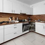 Signature Suite, In List, 3 & Kitchen شقة
